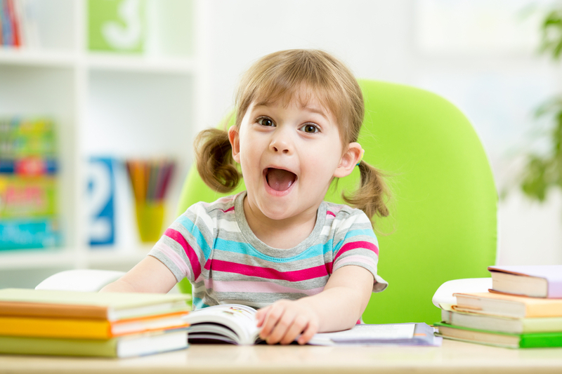 المدارس على الأبواب..فكيف تعدين طفلك لتعلم الكتابة؟